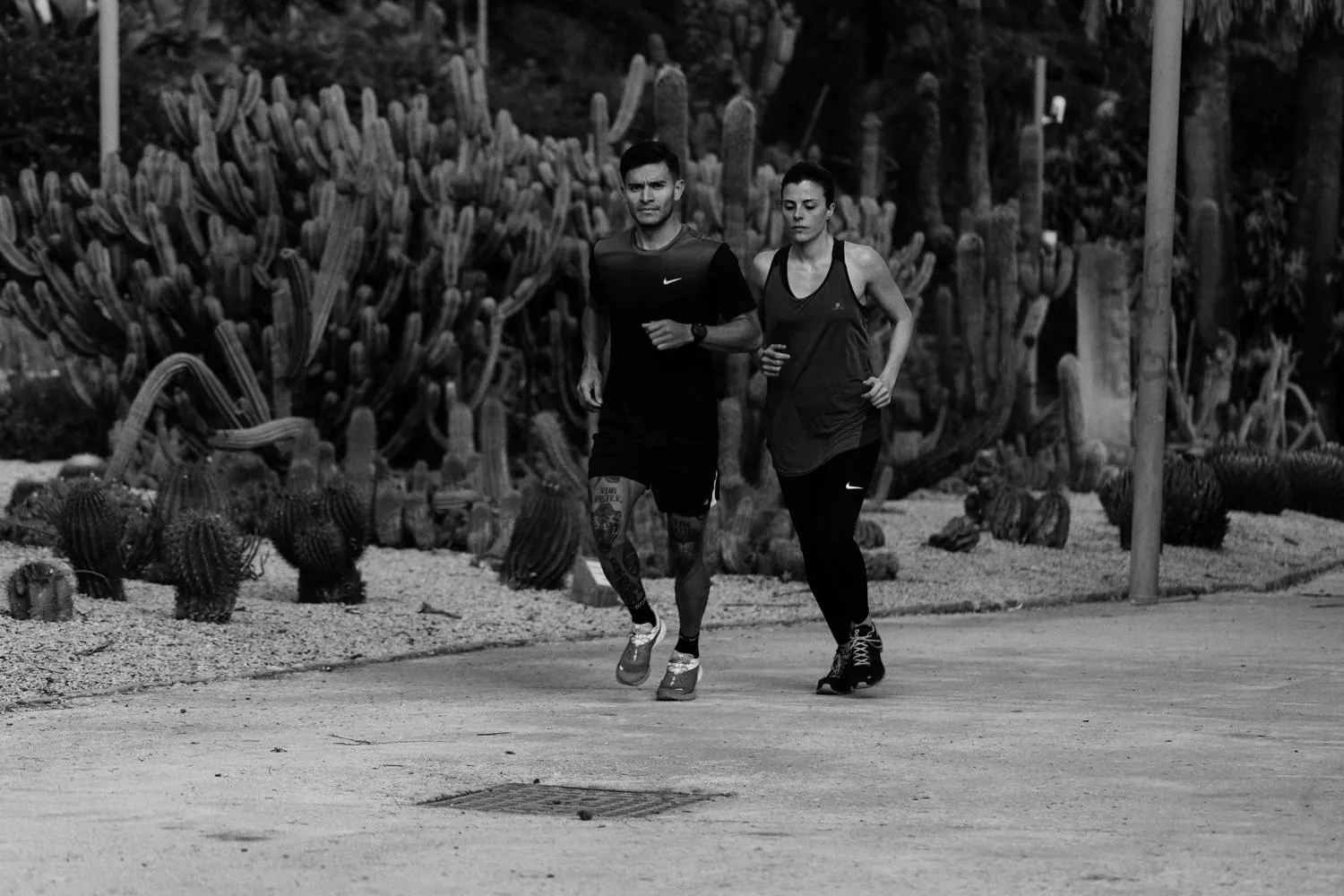 Carrera en cuesta durante una sesión de entrenamiento
