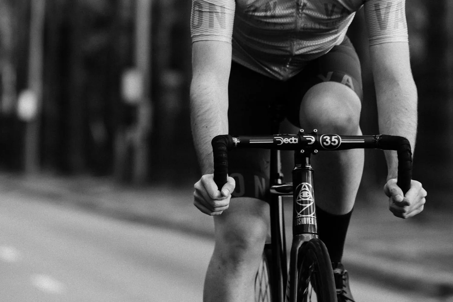 Ciclista de frente sobre el manillar durante una salida en carretera