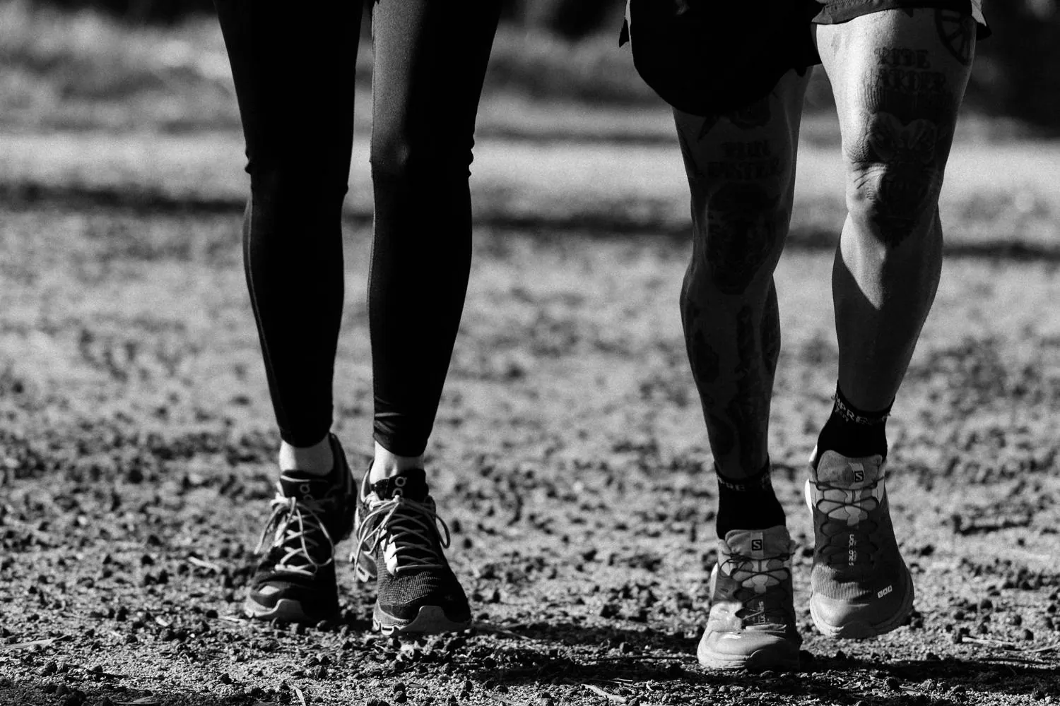 Dos personas corriendo juntas por un camino de tierra