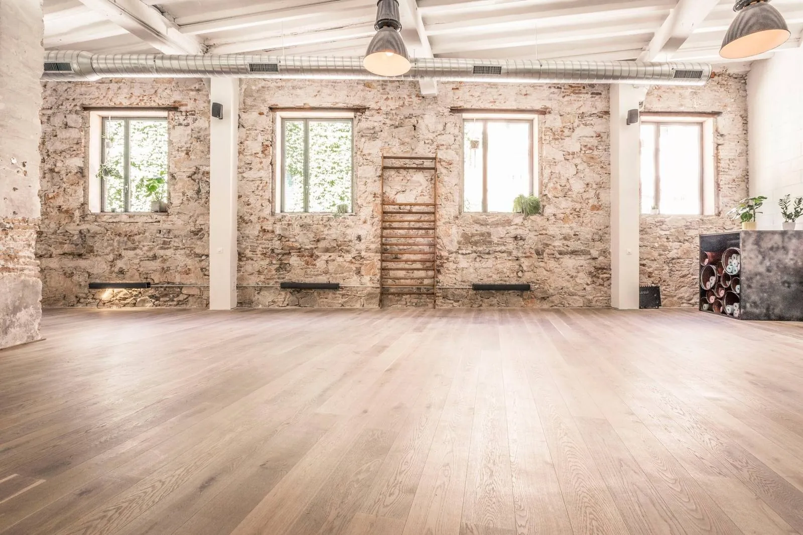 Sala de entrenamiento del estudio BEYOND en Barcelona, con suelo de madera y grandes ventanales